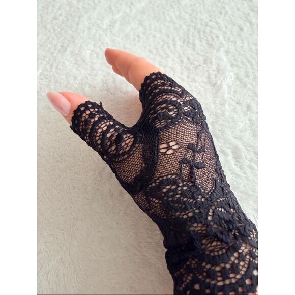 Black Lace Fingerless Gloves – Vintage Gothic Style - Picture 6 of 6